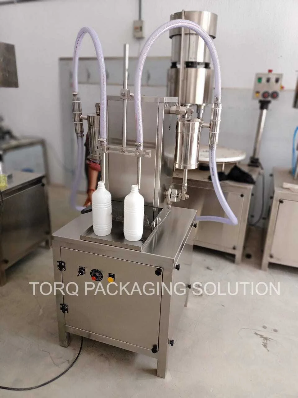 Two-head volumetric filling machine