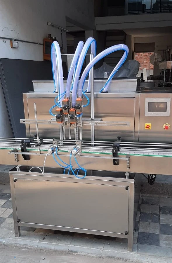 Four-head liquid filling machine, view 2