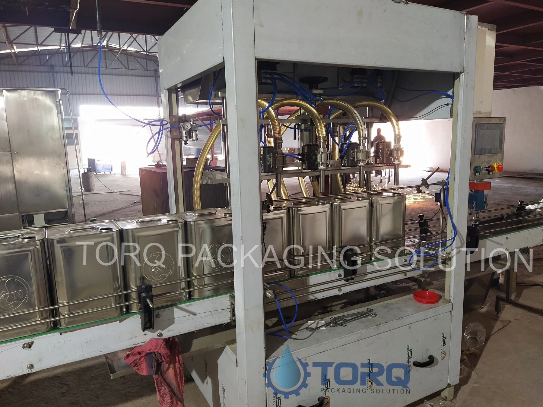 Four-head 15-litre oil filling machine
