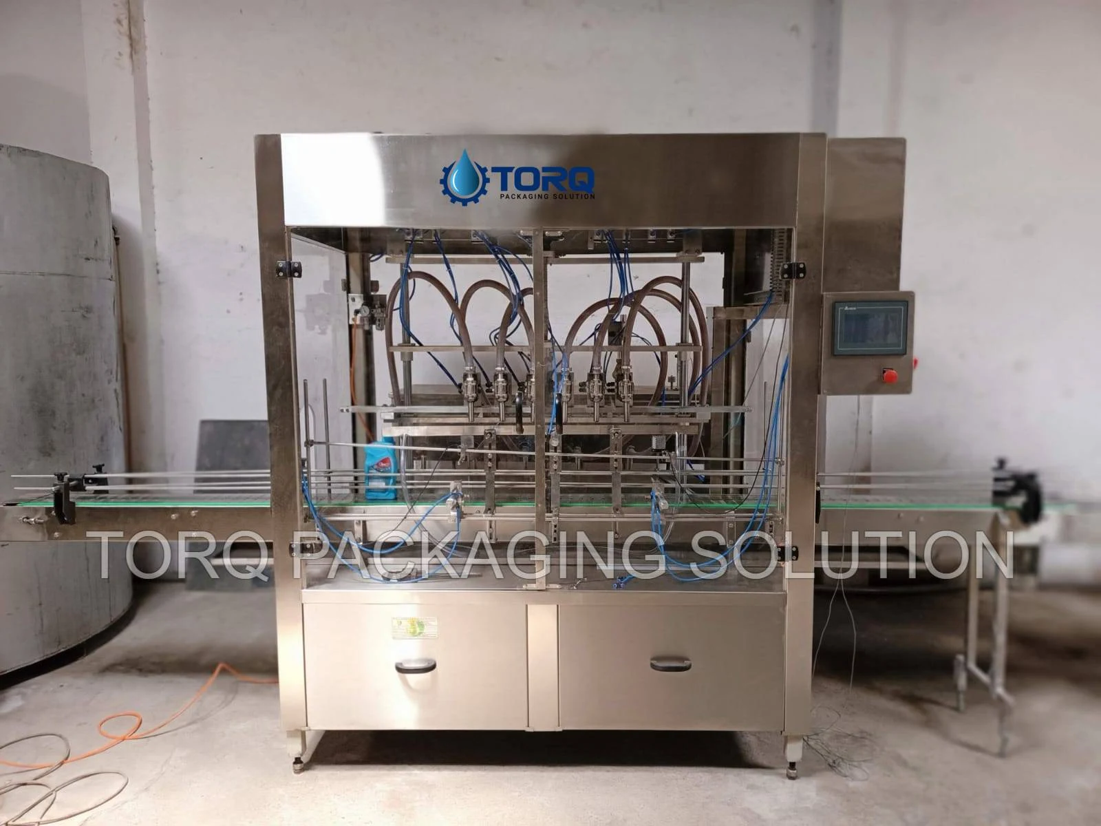 Four-head servo filling line with cabinet