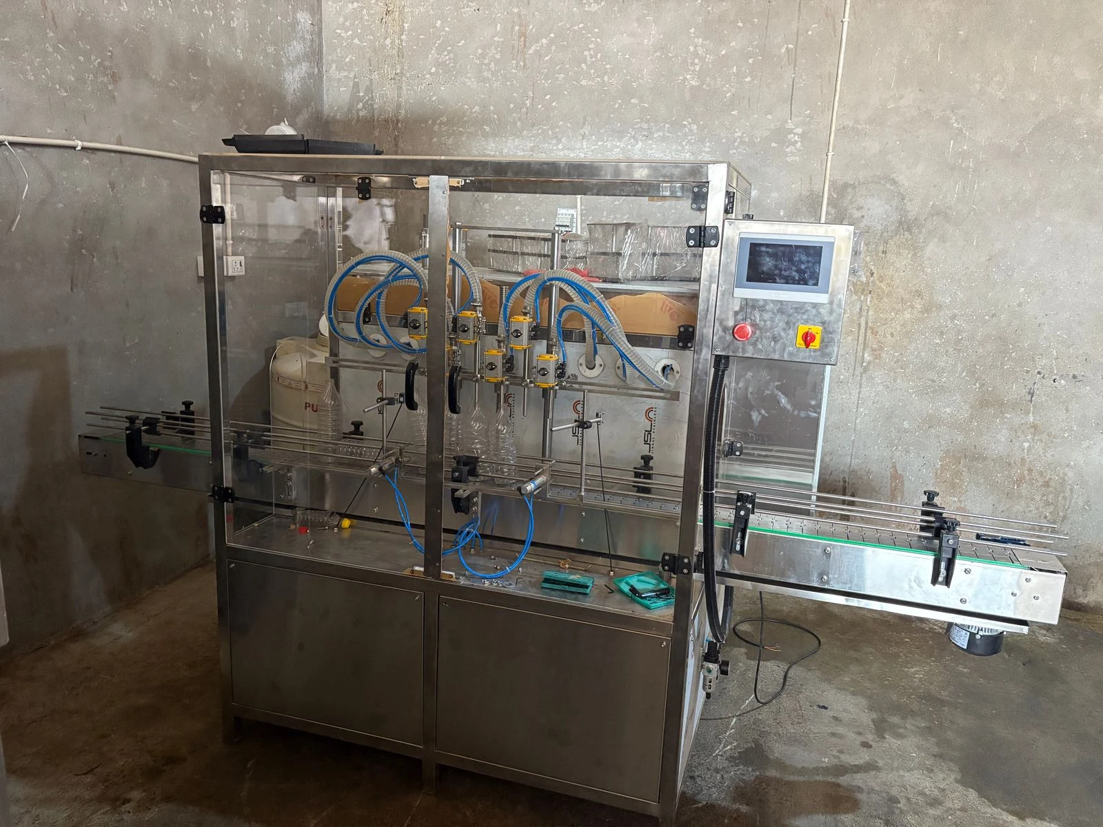 Enclosed filling machine — workshop configuration A