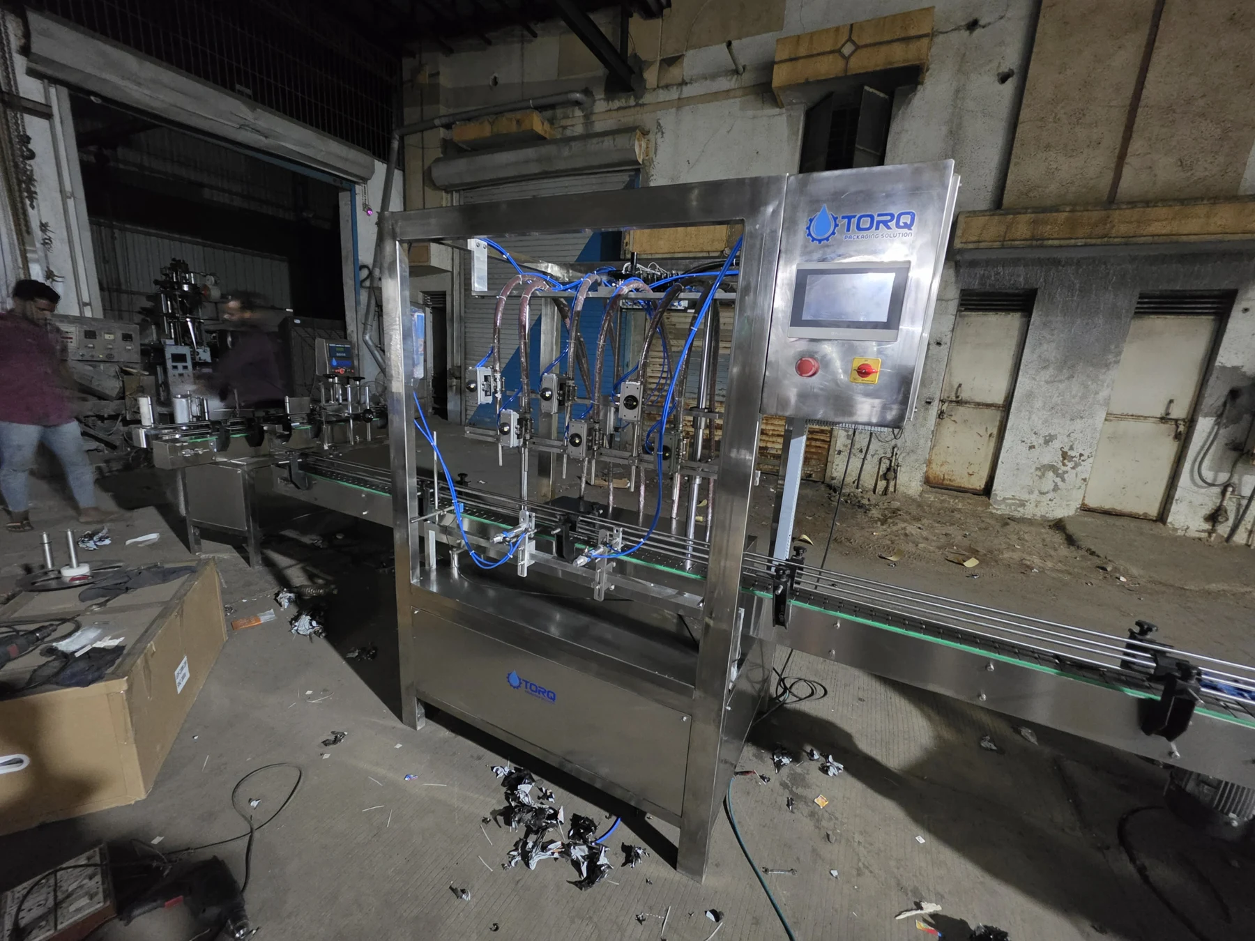 Enclosed conveyor filling system