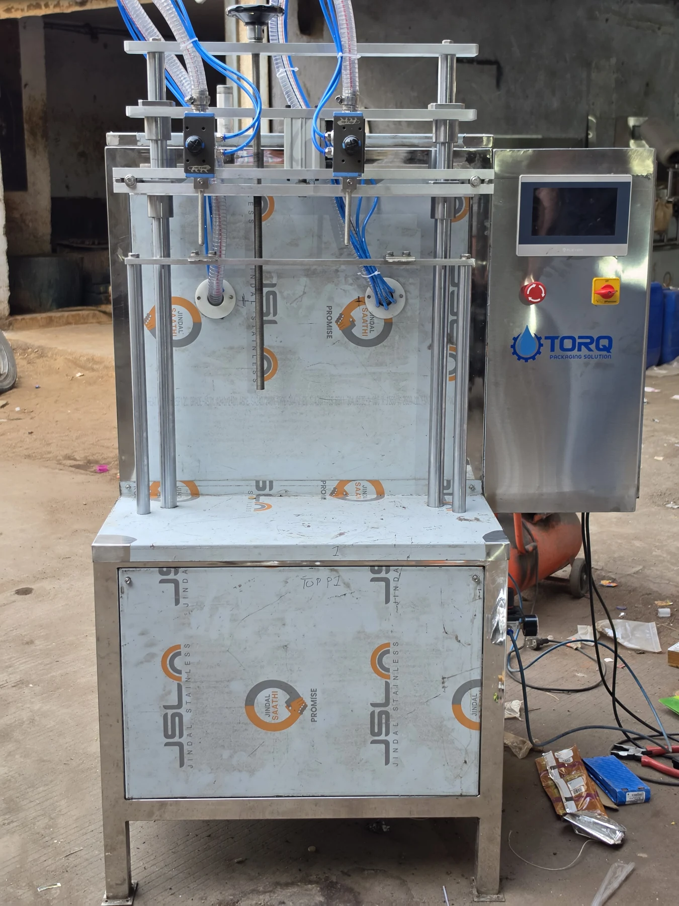 Compact twin-nozzle filling machine