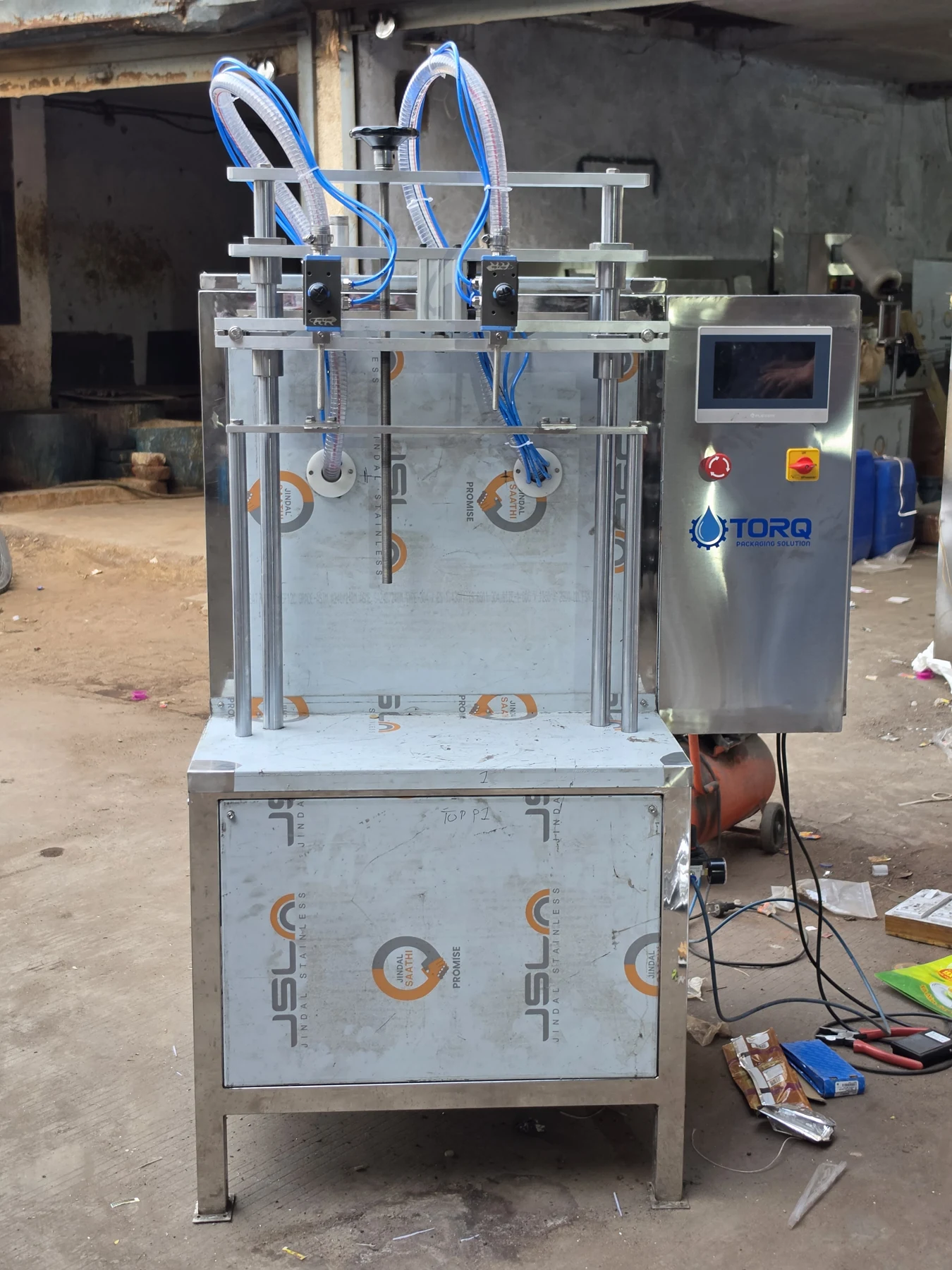 Compact twin-nozzle filling machine, view 2