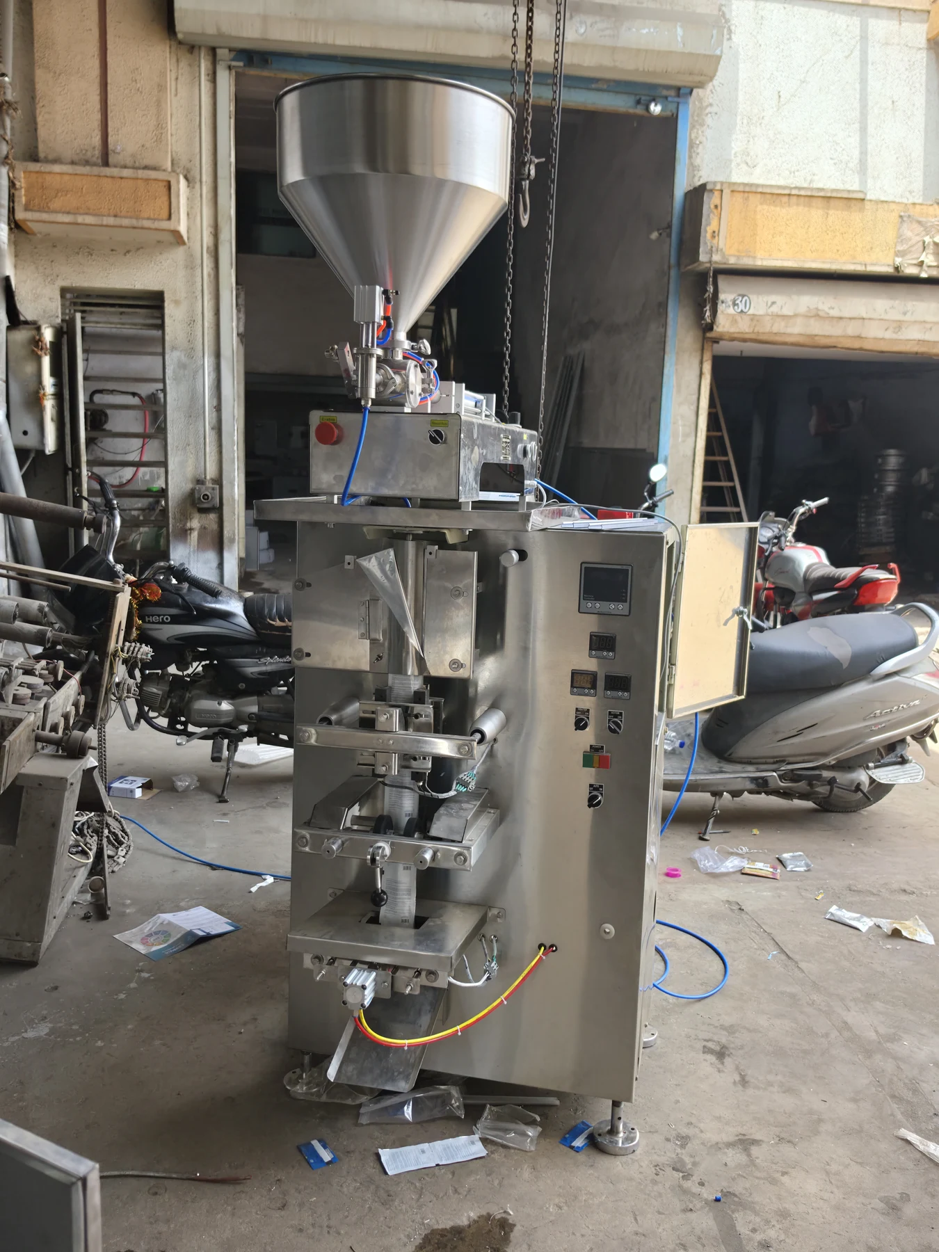 Auger pouch packing machine