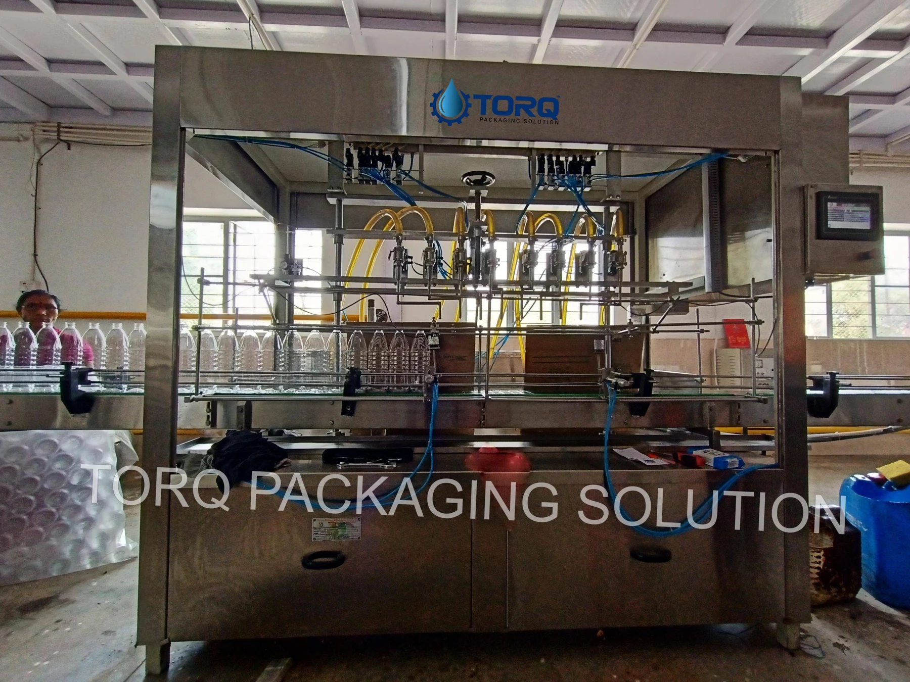 Eight-head servo filling line, view 2