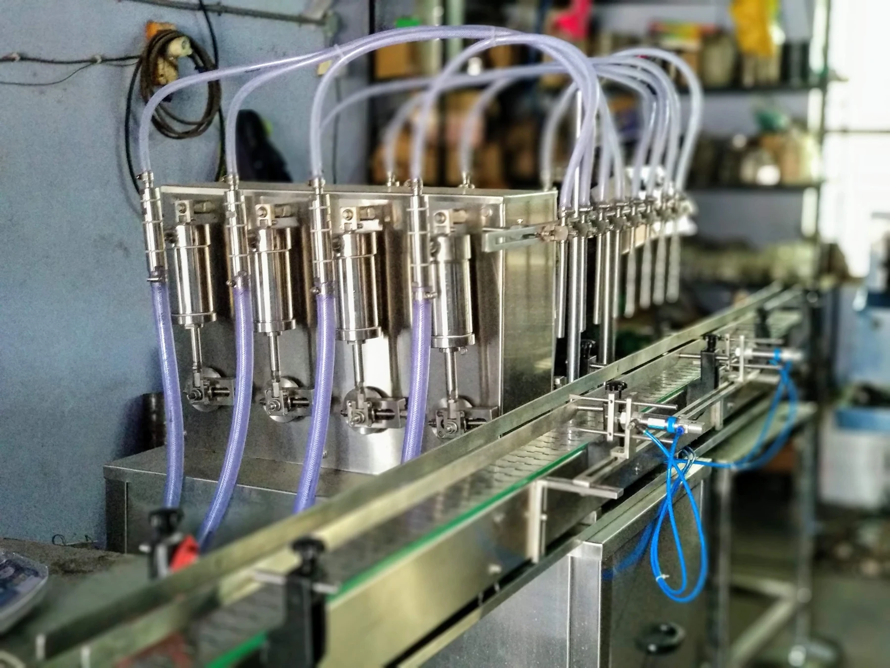 Automatic four-head volumetric filling machine