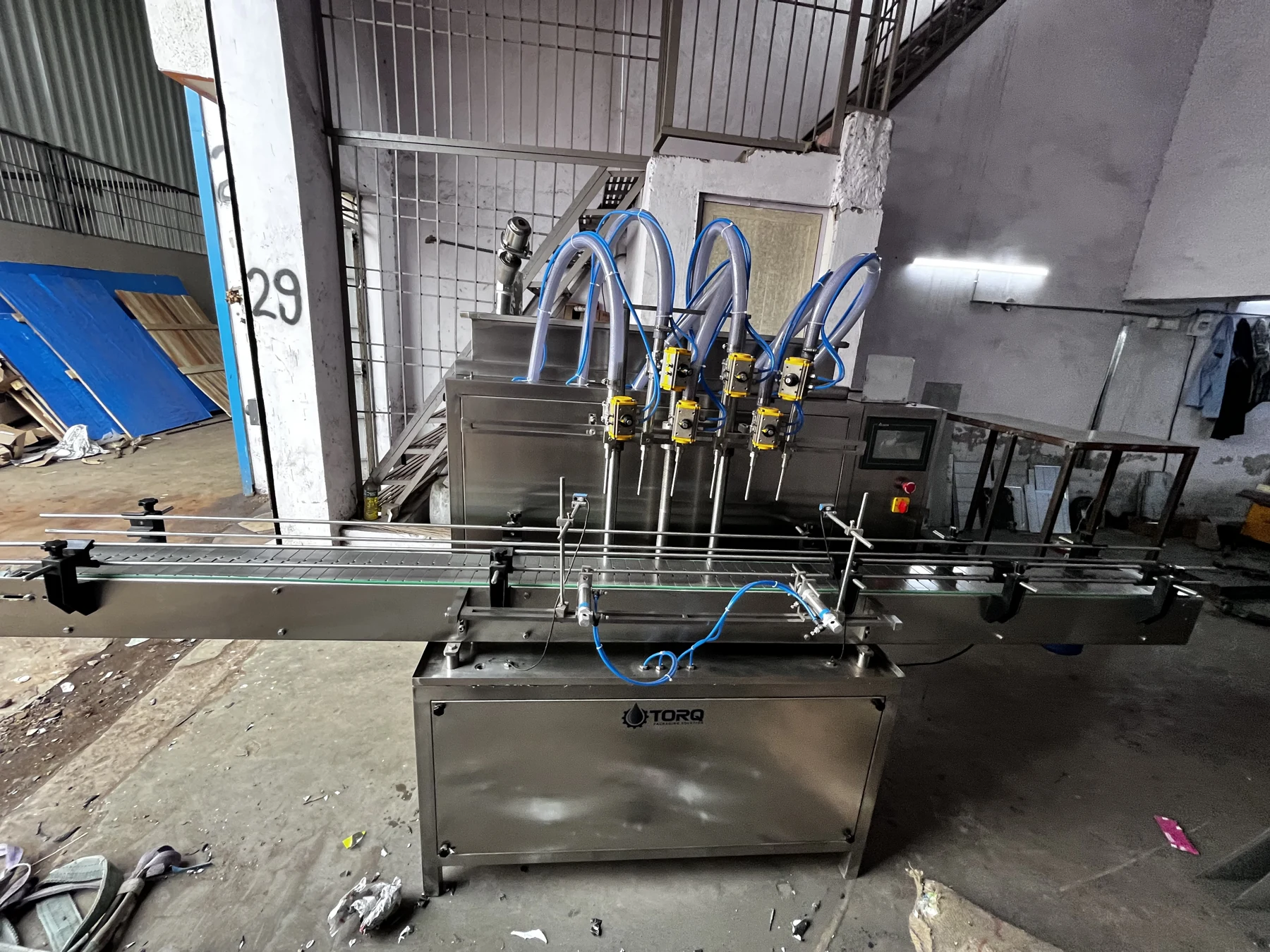Six-head servo filling machine, view 2