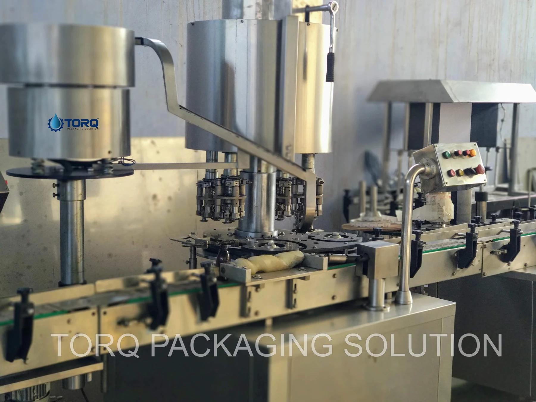 Automatic bottle capping machine