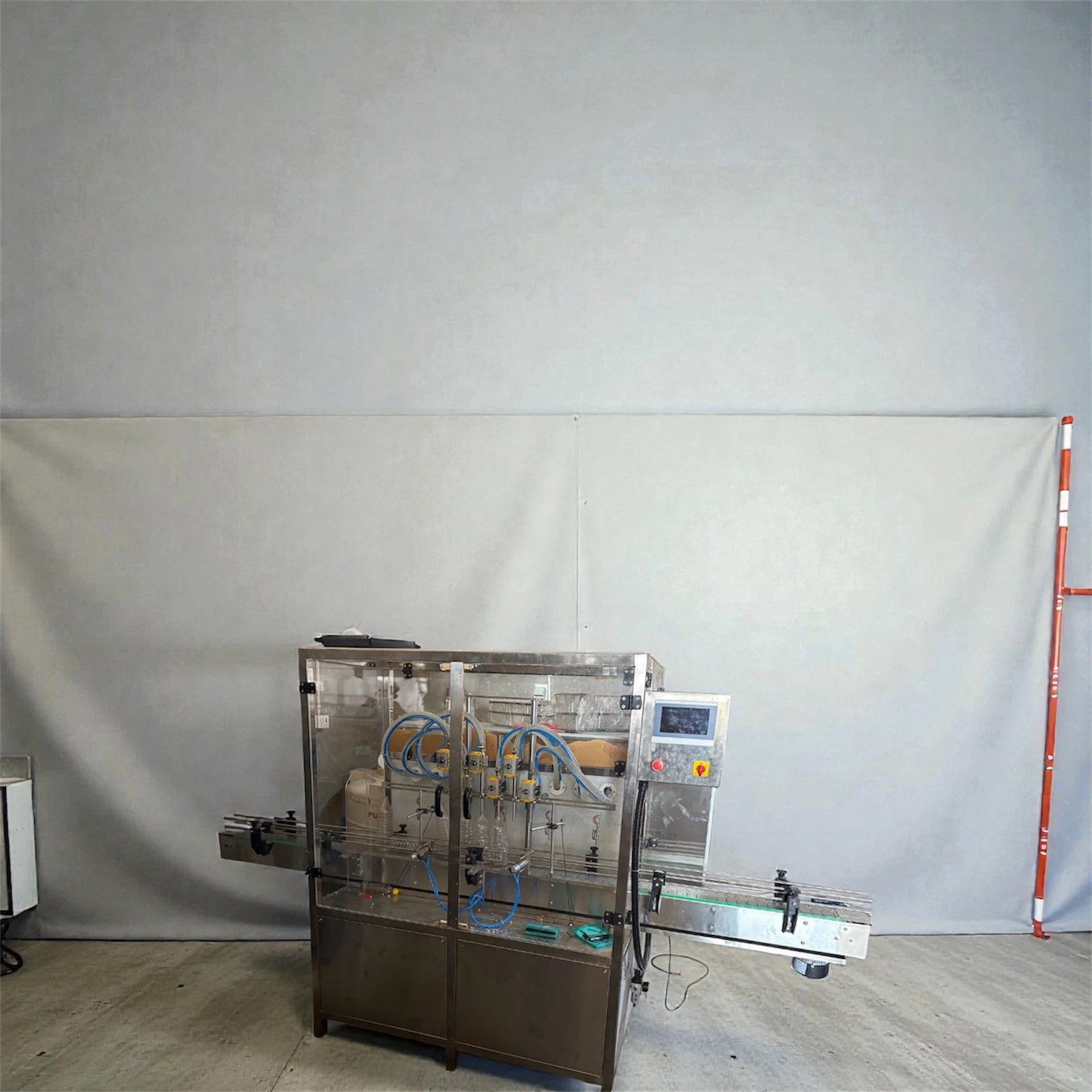 Automatic filling machine with cabinet