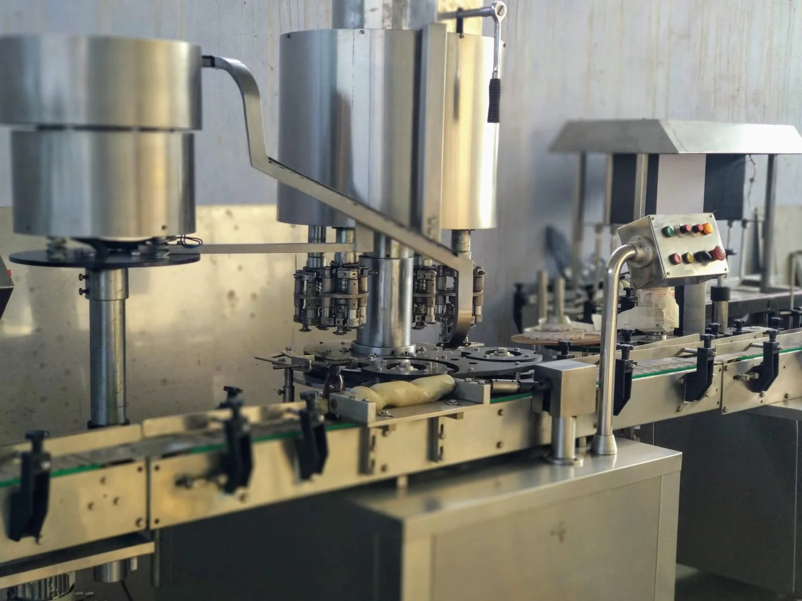 Automatic bottle capping machine, view 2