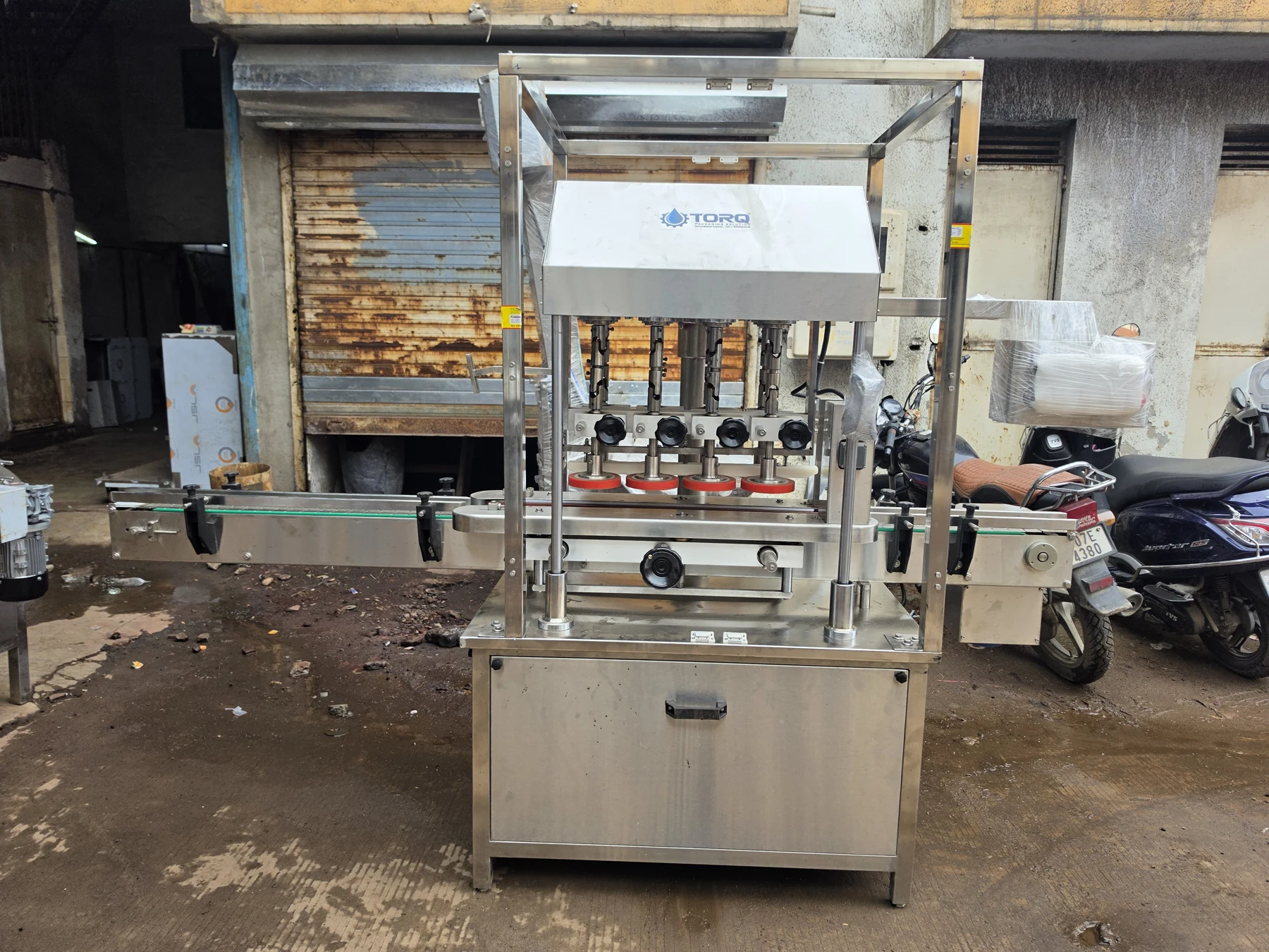 Linear spindle capping machine