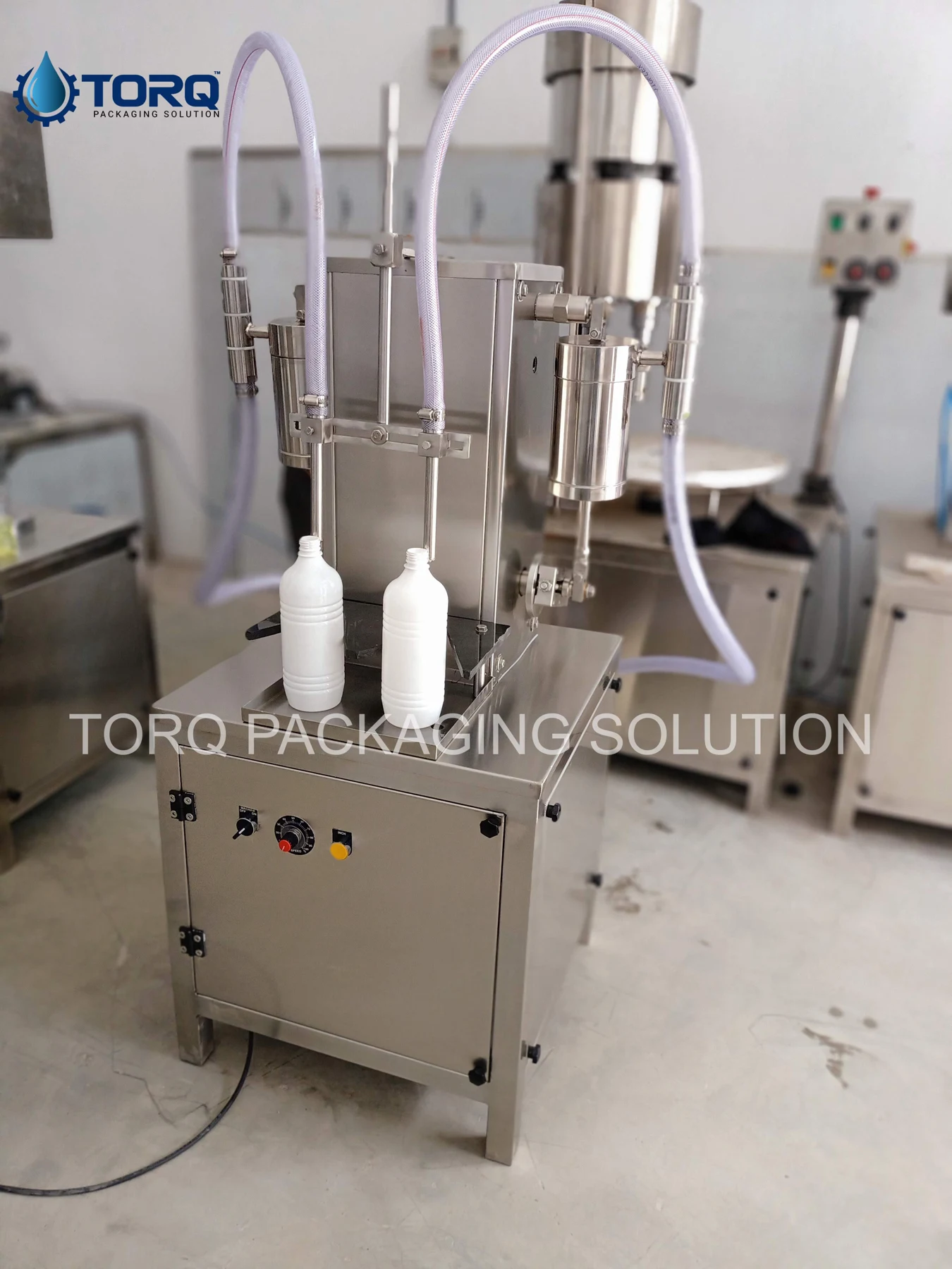 Semi-automatic two-head liquid filling machine
