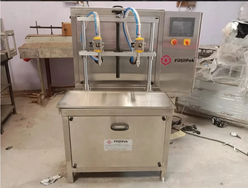 Semi-automatic two-head servo filling machine